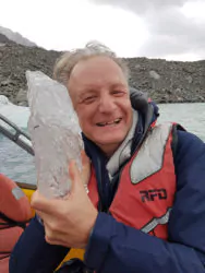 Frank freut sich über das Gletschereis aus dem Tasman Gletscher. Foto: Frank Weckesser