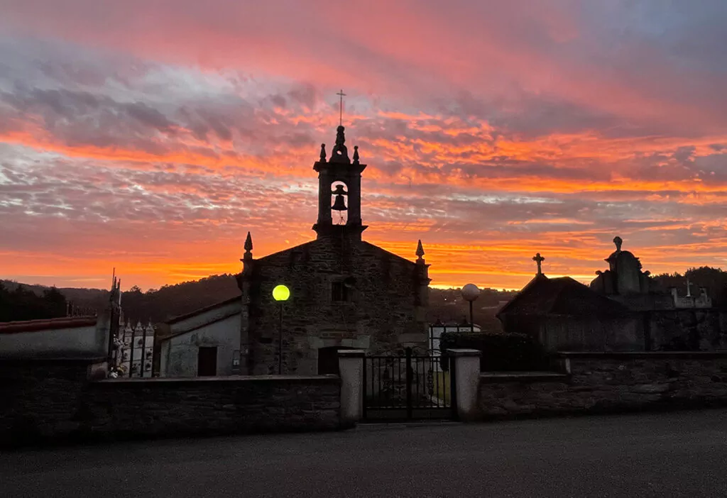 Sonnenaufgang Igrexa de Santo Estevo de Cos. Foto: Lisa Stangier