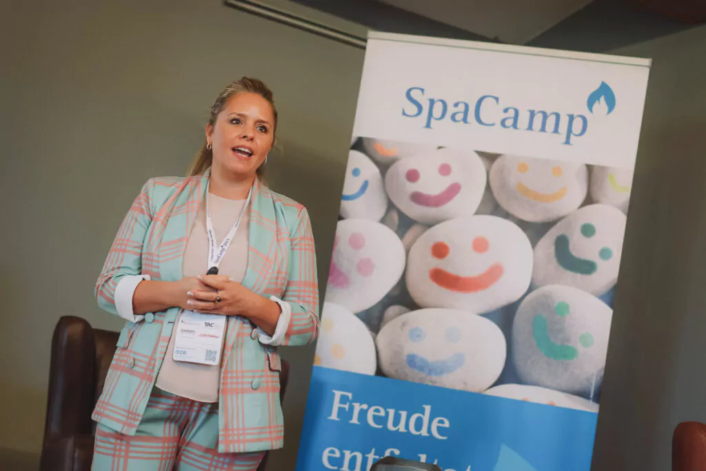Nadine Santer bei der SpaCamp 2023 Session zum Thema Massage und Musik. Foto: SpaCamp/Jasmin Walter