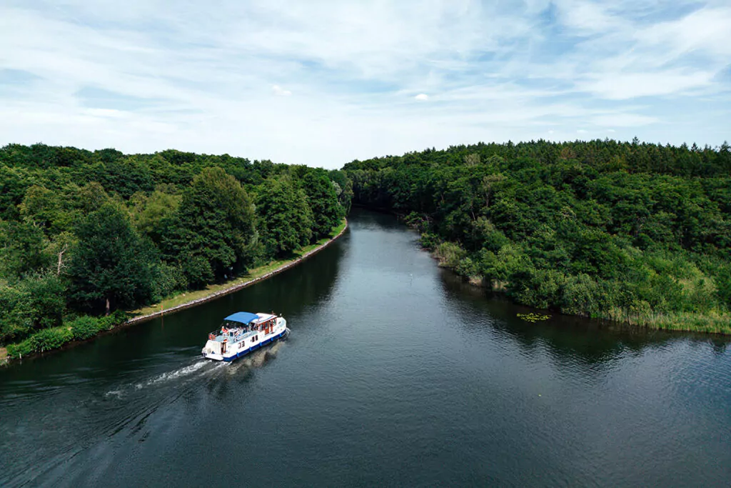 Mit dem Hausboot auf dem Reeckkanal vom Kölpinsee in die Binnenmüritz. Foto: TMV/Petermann