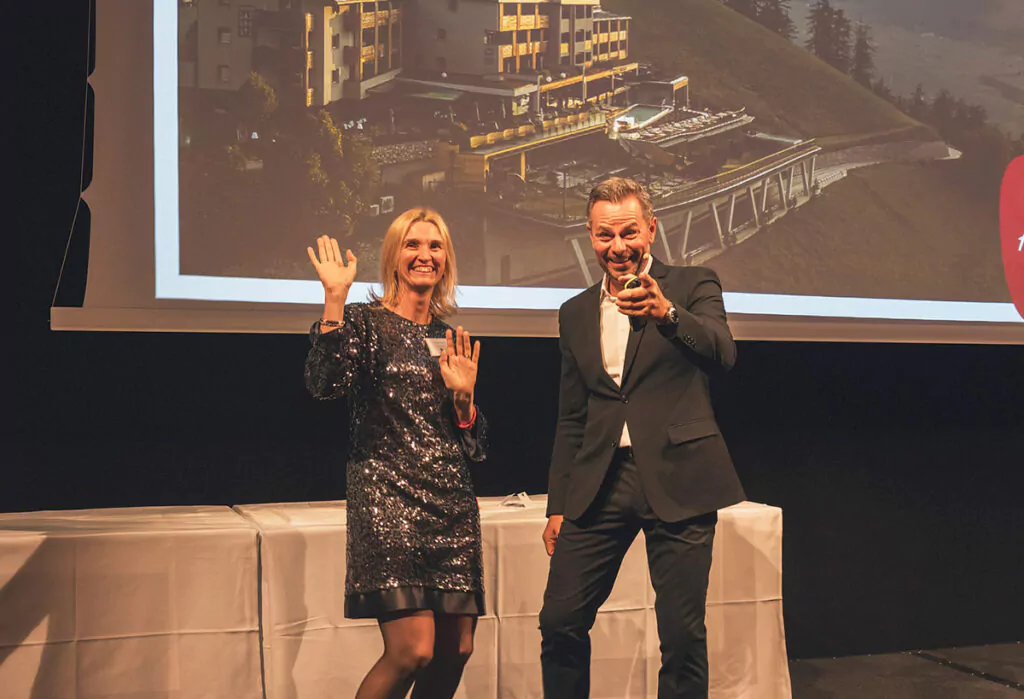 Gewinnerin Marion Gerstl mit Moderator Michael Sporer. Foto: Thomas Kessler Visuals/Meintophotel