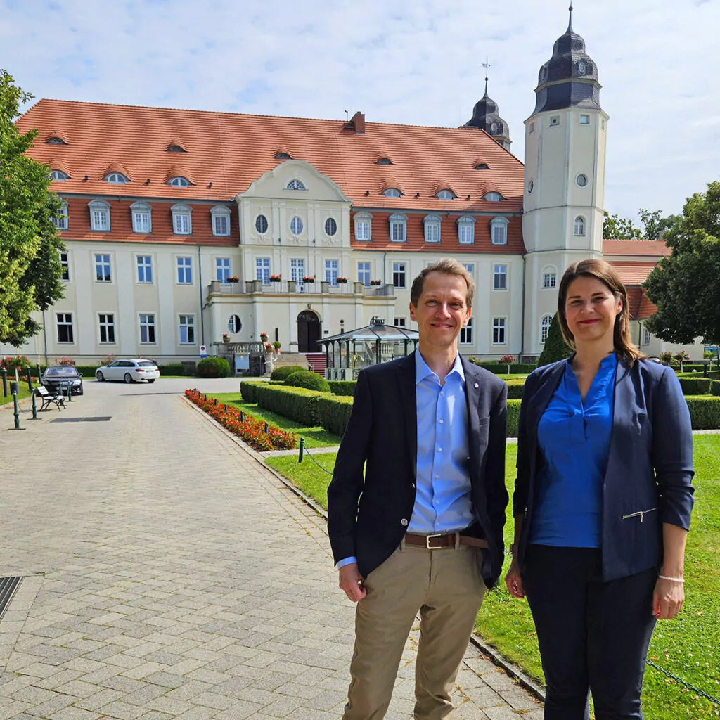 SpaCamp-Veranstalter Wolfgang Falkner mit Cluster Spa Director Maren Brandt vor dem Schloss Fleesensee. Foto: SpaCamp