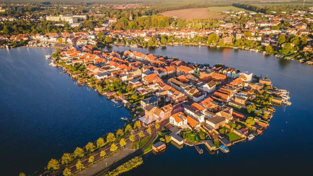 Die Inselstadt Malchow zum Sonnenaufgang. Foto: TMV/Witzel