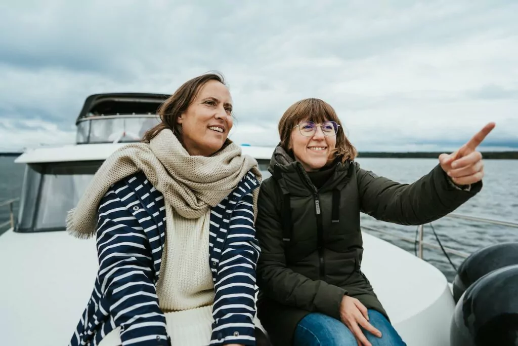 Dem Wasser immer nah: Manja Bernhardi kümmert sich um das Themenmarketing, Christin Drühl verantwortet die Presse- und Öffentlichkeitsarbeit der Mecklenburgischen Seenplatte. Foto: TVMSE