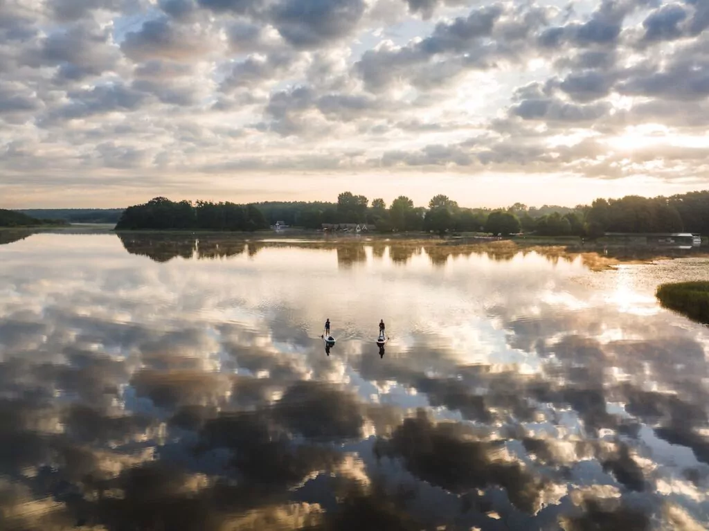 Zum Sonnenaufgang mit dem SUP auf dem Granzower Möschen. Foto: TMV/Gross