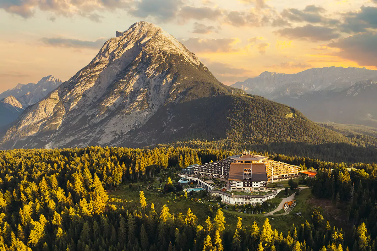 Atemberaubendes Bergpanorama bei Sonnenaufgang. Foto: Interalpen-Hotel Tyrol