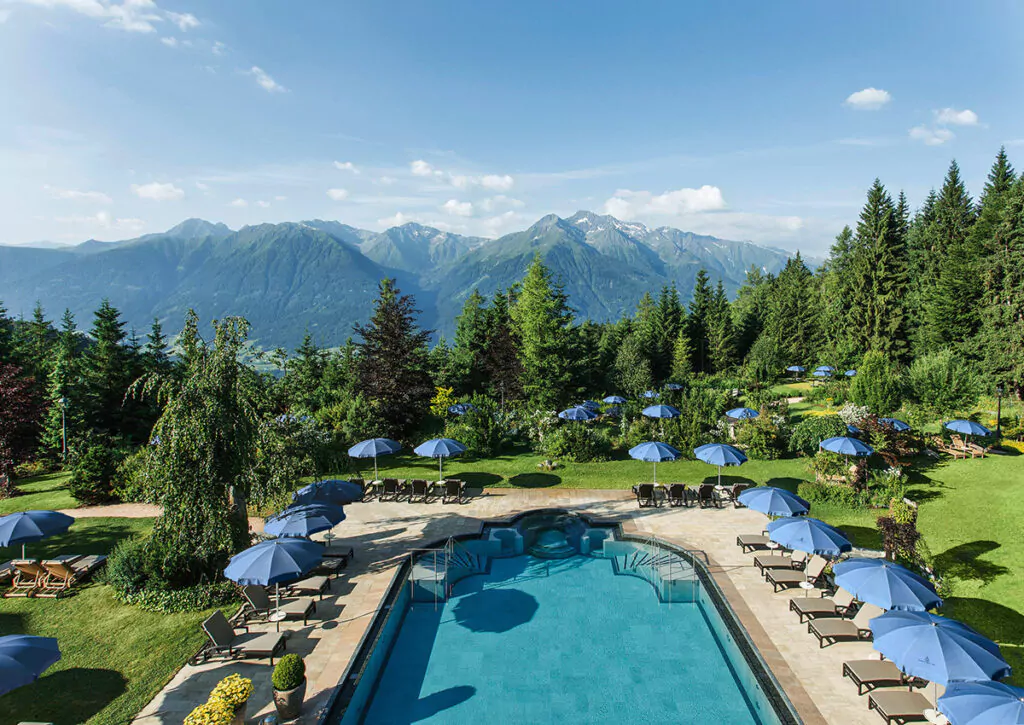 Außenpool mit Aussicht. Foto: Interalpen-Hotel Tyrol