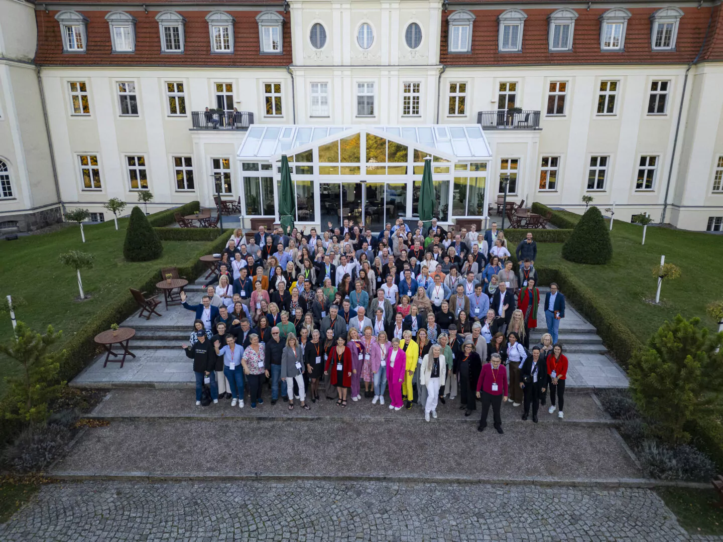 Gruppenfoto der Spa-Community - 185 Teilnehmer:innen beim SpaCamp 2024. Foto: SpaCamp/Lukas Geu