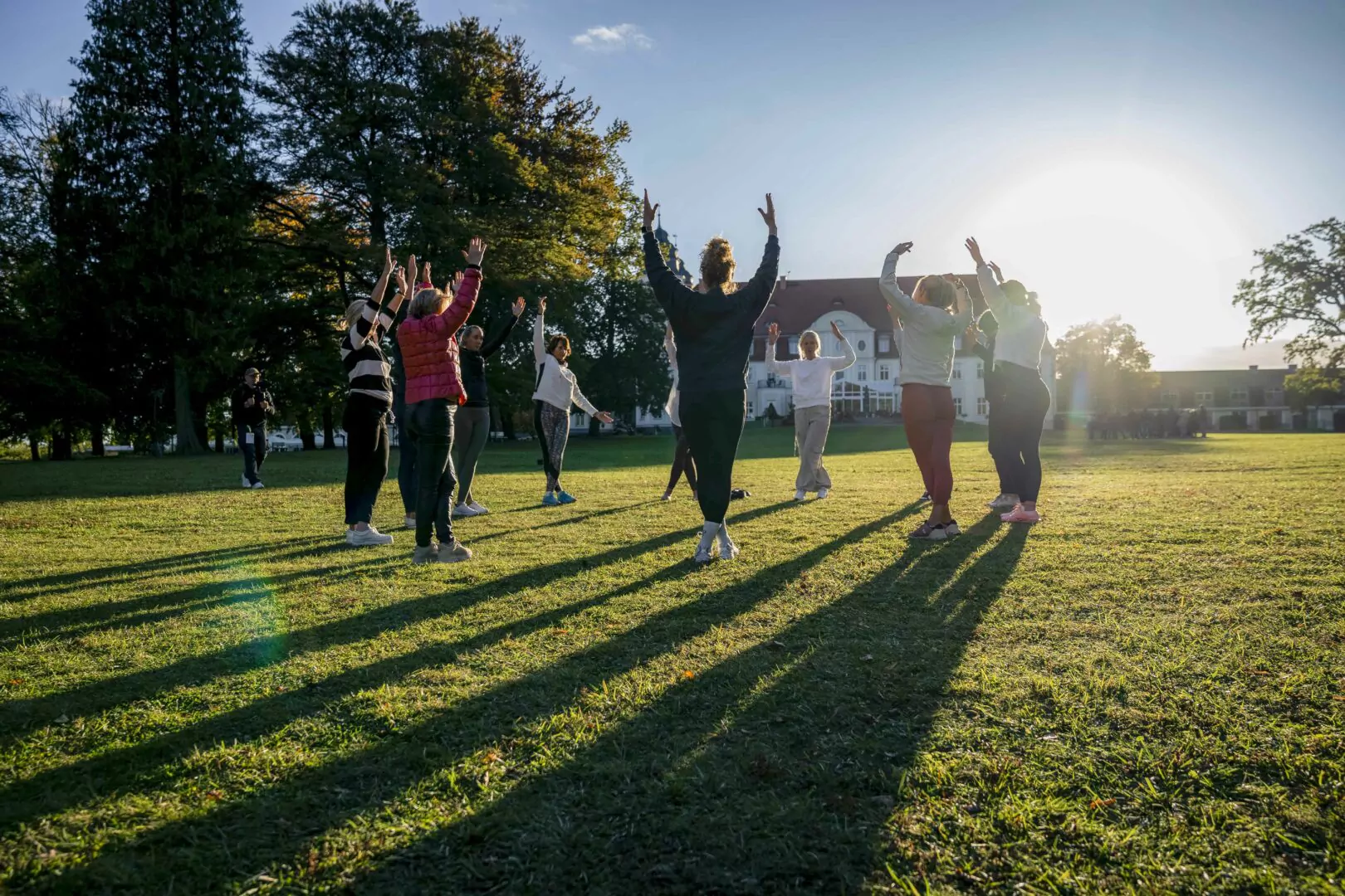 Yoga auf der Schlosswiese. Foto: SpaCamp/Lukas Geu. Foto: SpaCamp/Lukas Geu