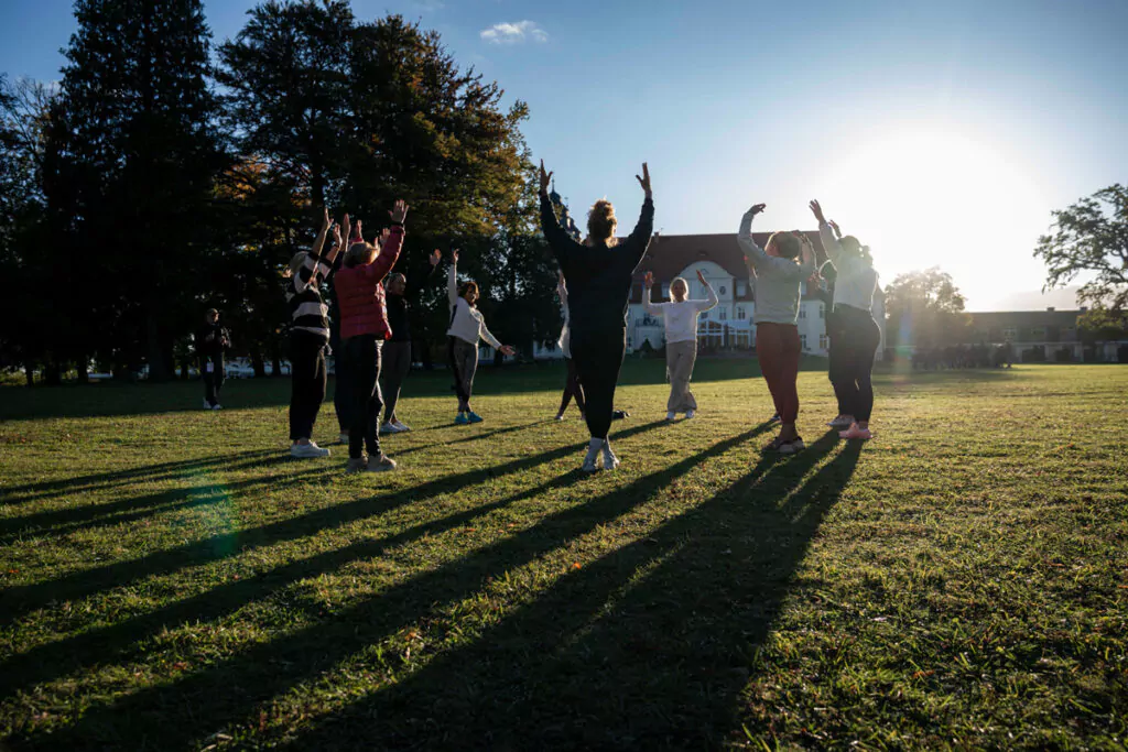 Yoga auf der Schlosswiese. Foto: SpaCamp/Lukas Geu