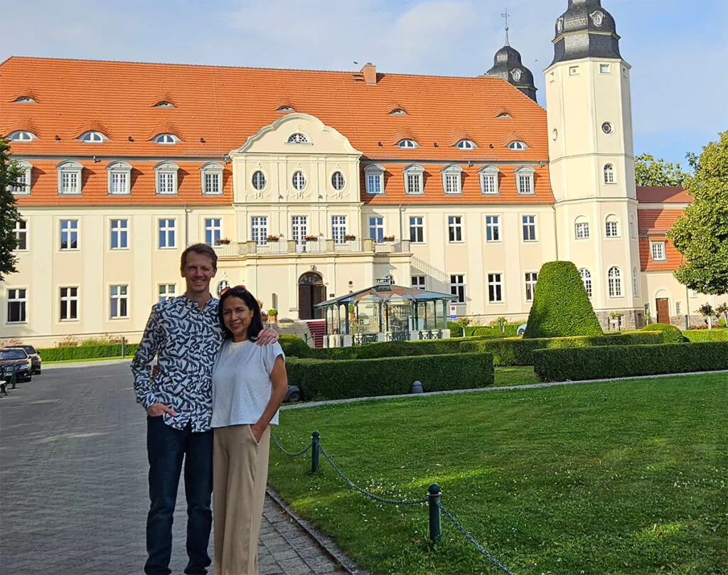 Wolfgang mit seiner Frau Katia vor dem Schloss Fleesensee. Foto: SpaCamp